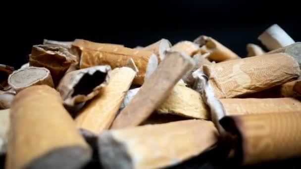Panning Makro Snímek Nedopalků Cigaret Hromada Černém Pozadí — Stock video