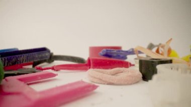 Yavaş çekimde düşen plastik çöplerin makro çekimi. 