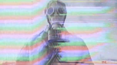 Gaz giysisi giymiş bir adam, kimyasal bir saldırı sırasında üstü kapalı arıza ve çarpıtma ile etrafa bakıyor.