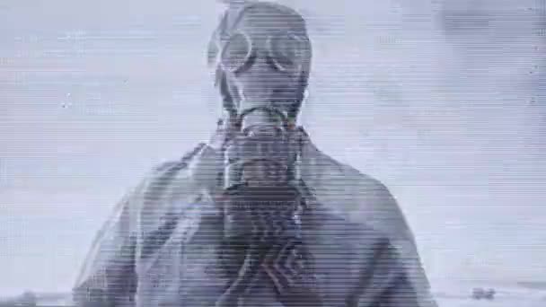 Mężczyzna Kombinezonie Gazowym Podczas Ataku Chemicznego Rozglądający Się Nawarstwioną Usterką — Wideo stockowe