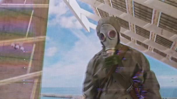 Человек Газовом Костюме Время Химической Атаки Смотрит Вокруг Накладывающимся Глюком — стоковое видео