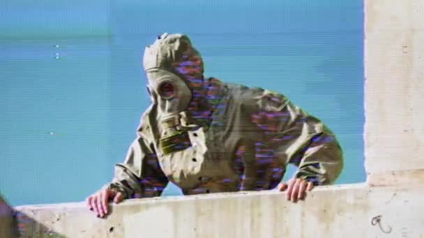 化学ガス攻撃中のガススーツの男は 重なったグリッチと歪みで周りを見回す — ストック動画