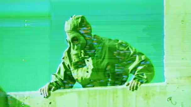 Gaz Giysisi Giymiş Bir Adam Kimyasal Bir Saldırı Sırasında Üstü — Stok video