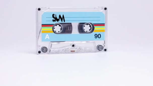 Een Cassettebandje Richting Van Cmaera Met Zomermix Het Label — Stockvideo