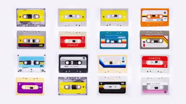 Een Verzameling Cassettebandjes Met Verschillende Platenlabels — Stockvideo