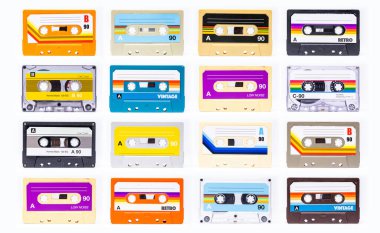 Farklı etiketli kaset koleksiyonu.