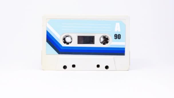 Een Reeks Cassettebandjes Met Verschillende Platenlabels — Stockvideo