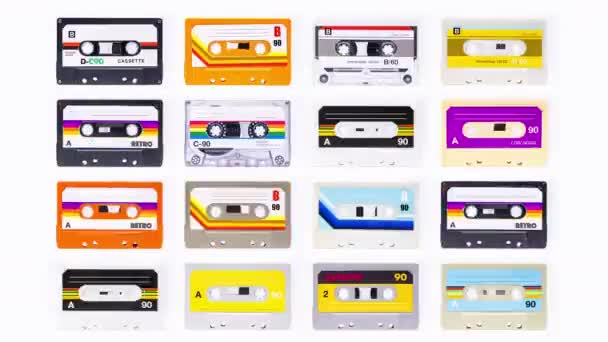 Kolekce Kazetových Pásků Různými Jednoduchými Etiketami — Stock video