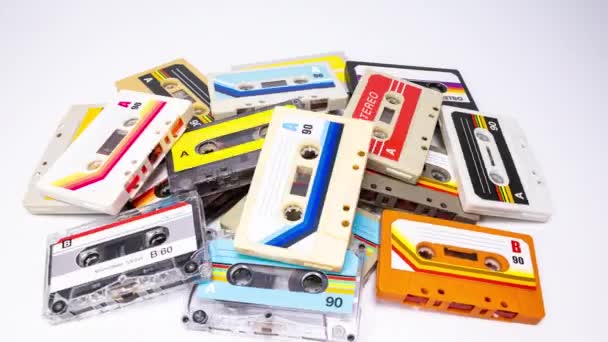 一堆堆带有不同普通标签的盒式磁带 — 图库视频影像