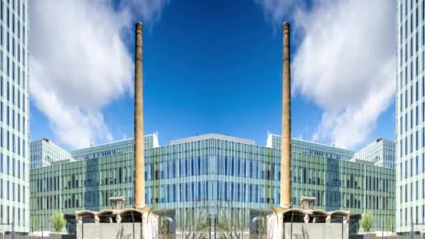 Timelapse Kontorsbyggnad Barcelona Behålla Gammal Industriell Skorsten Förvandlas Till Spegelbild — Stockvideo
