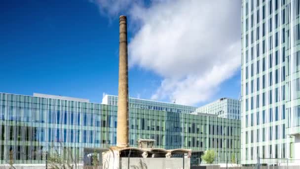 古い産業用煙突を保持するバルセロナの新しいオフィスビルのタイムラプス — ストック動画
