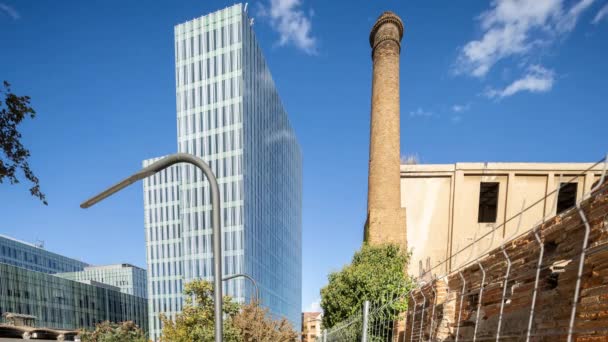 古い産業用煙突を保持するバルセロナの新しいオフィスビルのタイムラプス — ストック動画