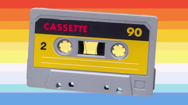 異なる無地のラベルとカラフルなラインの背景を持つカセットテープのシーケンス — ストック動画