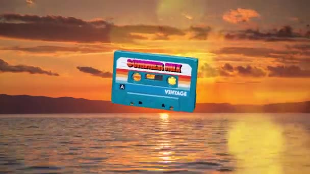 一盒磁带 在镜头前停止运动 带着夏天和日落的背景 — 图库视频影像