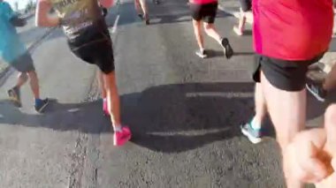 İspanya Barselona 'da 10 km' lik bir yarışta yarışan koşucular