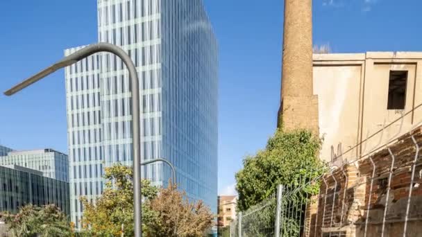 Timelapse Nouvel Immeuble Bureaux Barcelone Conservant Une Ancienne Cheminée Industrielle — Video