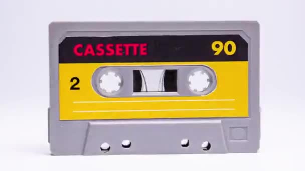 Eine Hand Hält Ein Retro Kassettenband Mit Abstraktem Hintergrund — Stockvideo