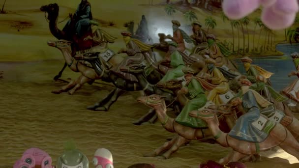 在狂欢节上把赌注押在赛程中获胜的骆驼模型上的一种吸引 — 图库视频影像