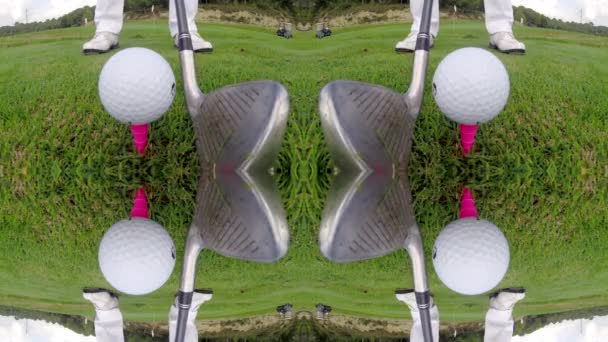 Person Som Träffar Golfboll Som Gjorts Till Ett Abstrakt Spegelmönster — Stockvideo