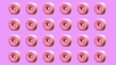 Sade bir arkaplanda dönen bir donut koleksiyonu 
