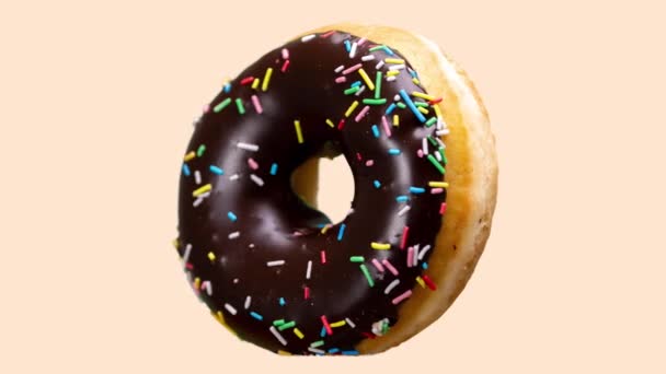 Donut Girando Contra Fundo Liso — Vídeo de Stock