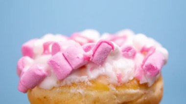 Düz bir arkaplanda dönen bir çörek 