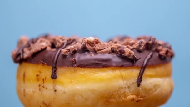 Een Donut Tegen Een Effen Achtergrond — Stockvideo