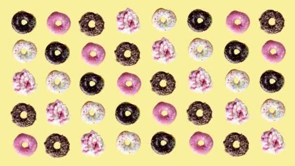 Μια Συλλογή Από Ντόνατς Που Περιστρέφονται Ένα Απλό Φόντο — Αρχείο Βίντεο