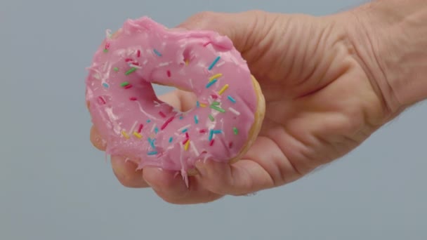 Een Hand Die Een Donut Verplettert Slow Motion — Stockvideo