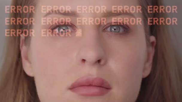 Kadının Yüz Teknolojisi Hata Mesajıyla Kameraya Bakışını Yakından Çek — Stok video