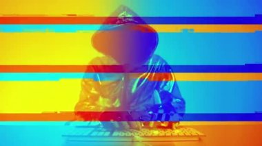 Gümüş kapüşonlu ceketli anonim bilgisayar korsanı gecikmiş hata efektleriyle klavyeye yazı yazıyor.