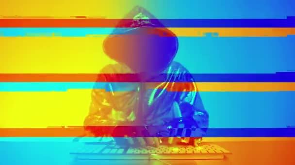 Анонимный Компьютерный Хакер Серебристой Куртке Капюшоном Печатает Клавиатуре Накладывающимися Эффектами — стоковое видео