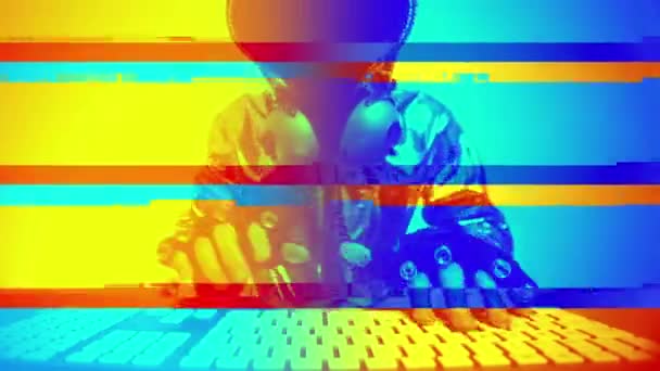 Анонимный Компьютерный Хакер Серебристой Куртке Капюшоном Печатает Клавиатуре Накладывающимися Эффектами — стоковое видео