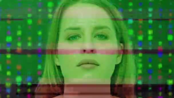 顔の技術とスキャンデータでカメラを見ている女性のショットを閉じます — ストック動画