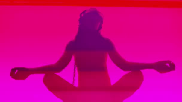 Eine Flippige Disco Tänzerin Sitzt Leuchtenden Farben Und Überlagert Von — Stockvideo