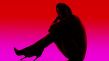 Sadece diz boyu çizme giyen güzel bir dişi parlak neon renklerle poz veriyor.