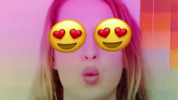 Kvinnligt Ansikte Med Hjärta Emojis Pulserar Över Hennes Ögon — Stockvideo