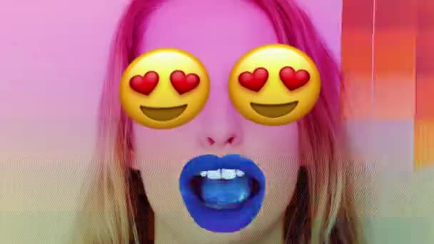 Cara Femenina Con Emojis Del Corazón Latiendo Sobre Sus Ojos — Vídeos de Stock