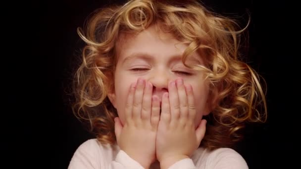 Enfant Mignon Faisant Expression Choquée Surprise Avec Les Mains Sur — Video