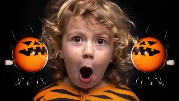 Симпатичный Ребенок Делает Шокированное Удивленное Выражение Тему Хэллоуина — стоковое видео