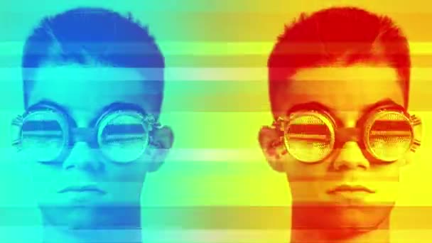 Genç Adamın Gözlük Taktığı Lenslerde Yanıp Sönen Görüntüler — Stok video