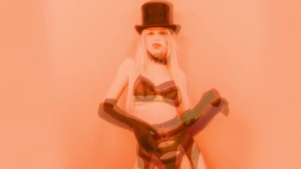 一个穿着内衣 头戴黑色帽子 背景脉动的漂亮女迪斯科舞蹈家 — 图库视频影像