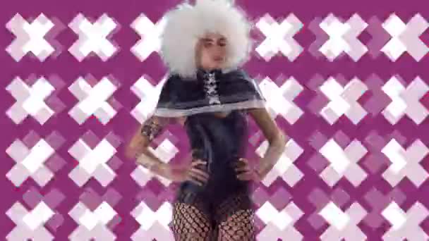 Eine Wunderschöne Burlesque Tänzerin Gotischen Schwarzen Kostüm Und Pulsierendem Hintergrund — Stockvideo