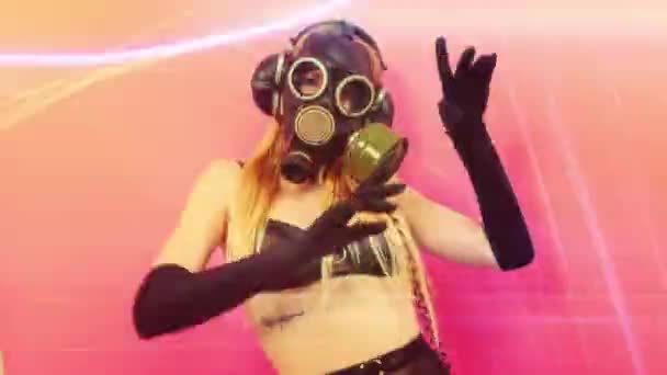 Παράξενος Χορευτής Ντίσκο Gogo Μάσκα Αερίου Για Προστασία Από Ιούς — Αρχείο Βίντεο