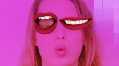 Gözlerinin üzerinde donut değişen bir kadın yüzü