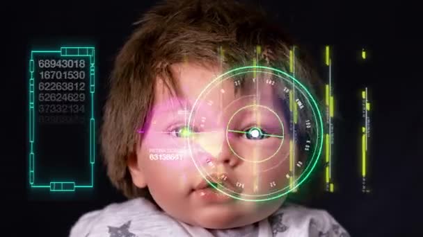 用面部技术和扫描数据近距离拍摄一个玩具娃娃看着相机 — 图库视频影像