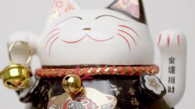 Lucky beckoning manejo neto cat waving, isolated against white 