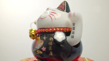 Lucky beckoning manejo neto cat waving, isolated against white 