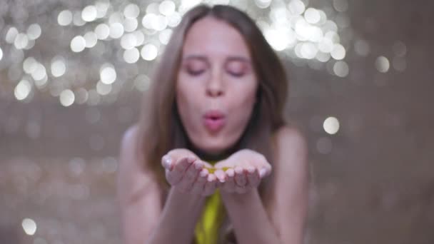 Femeie Drăguță Suflă Confetti Aur Strălucitor — Videoclip de stoc