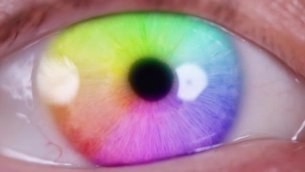 Close Shot Van Een Oog Met Regenboogkleuren Iris — Stockvideo